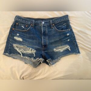 Super cute Levi’s 501 cutoff short denim shorts mint condition // Size 33